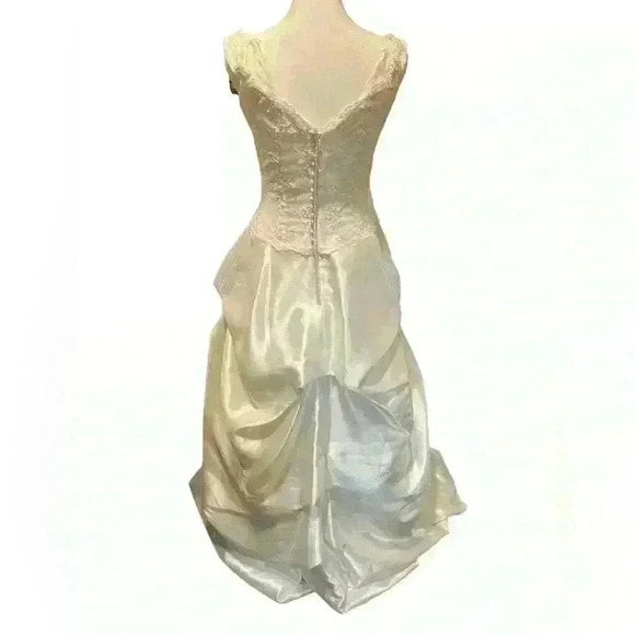 Private Collection Wedding Dress Size 8 Sleeveless Back Zip Closure & Beadwork - Picture 3 of 10